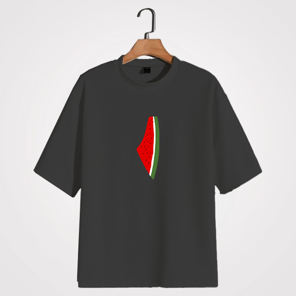 قميص واسع بخريطة فلسطين وتصميم بطيخة مع كلمة "قاوم"