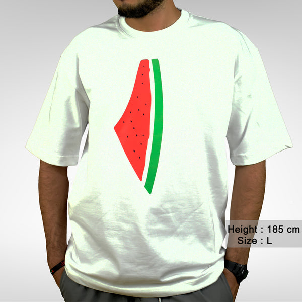 قميص واسع بخريطة فلسطين وتصميم بطيخة مع كلمة "قاوم"
