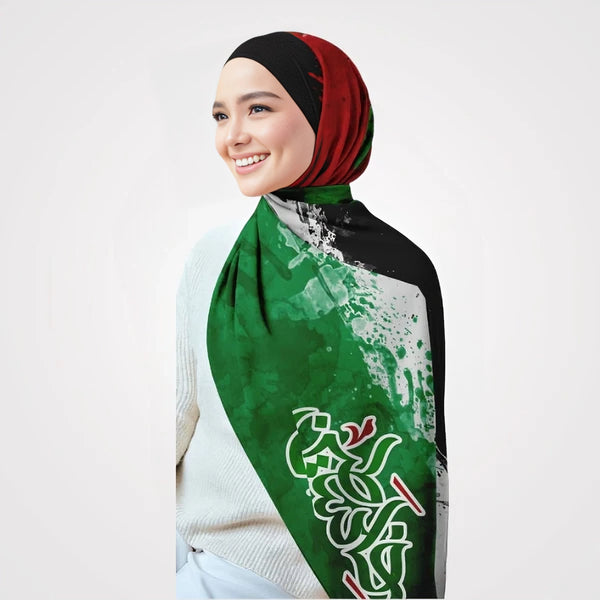 طرحه مطبوعة بألوان علم فلسطين وكلمة "فلسطين"